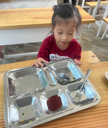  Kỹ năng sống: Dạy con cách tự lập ngay từ những bữa ăn trưa bán trú