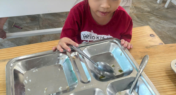  Kỹ năng sống: Dạy con cách tự lập ngay từ những bữa ăn trưa bán trú